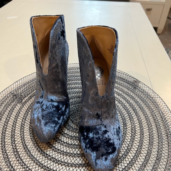 BNWT Vince Camuto Dusty Blue Crushed Velvet EVANATA Ankle Booties size 6.5 - Picture 8 of 12